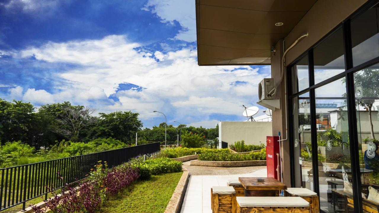 Azalea Suites Cikarang By Jayakarta Group Экстерьер фото